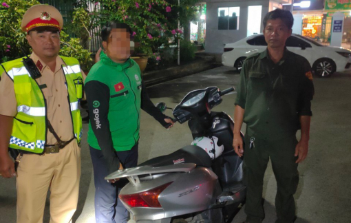 Bắt giữ tài xế xe ôm gạ tiền người vi phạm giao thông