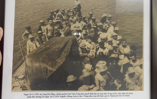 Tặng hiện vật về chủ quyền Hoàng Sa