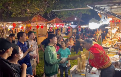 Ông Tây bán kem 'siêu nhây' thu hút khách tại Lễ hội Tết Việt 2024