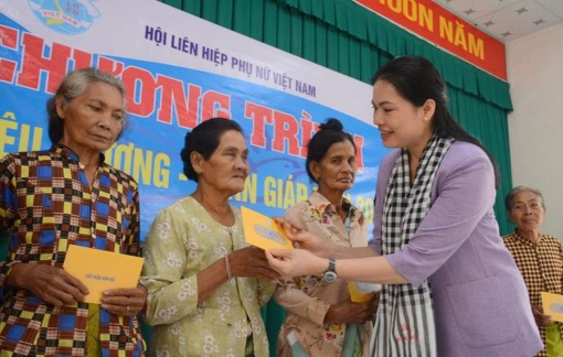 Tặng quà cho phụ nữ và trẻ em khó khăn ở huyện biên giới Giang Thành