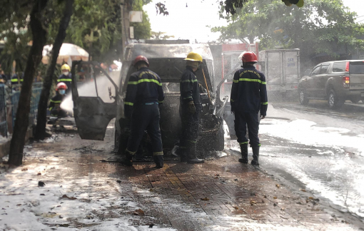 Ô tô 16 chỗ bốc cháy lây lan sang đường dây cáp viễn thông ở Thủ Đức