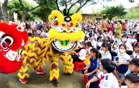 Tình thương và nhiều điều tốt đẹp ở đoàn lân Long Nhi Đường