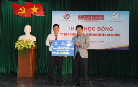 Trao 100 suất học bổng cho học sinh hiếu học huyện Đam Rông