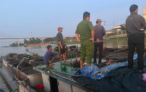 Tạm giữ 2 phương tiện khai thác cát trái phép trên sông Tiền