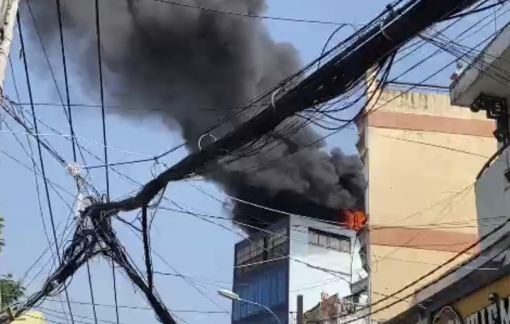 Cháy công ty vàng bạc đá quý, hàng chục nhân viên tháo chạy