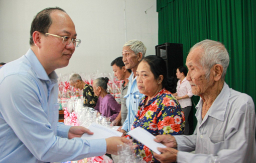 Lãnh đạo TPHCM thăm, tặng quà tết tại tỉnh Vĩnh Long