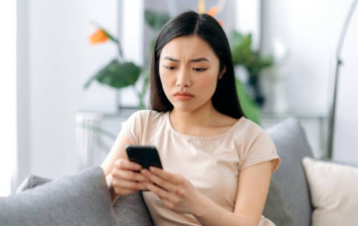 Chồng thường xuyên nhắn tin với người cũ