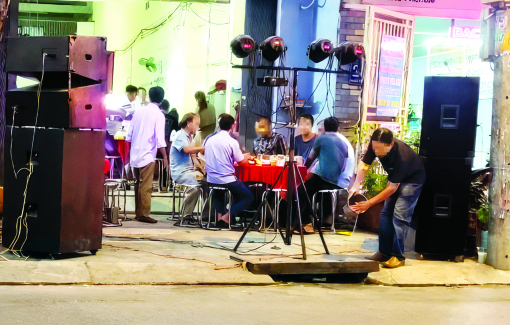 Cần ban hành luật để dẹp “loạn karaoke”