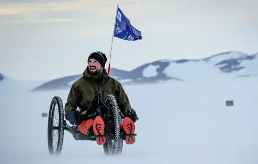 Người đàn ông khuyết tật ngồi xe trượt tuyết thám hiểm khắp Nam Cực