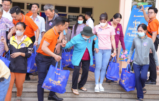 Trao tặng 300 phần quà tết cho các hoàn cảnh khó khăn