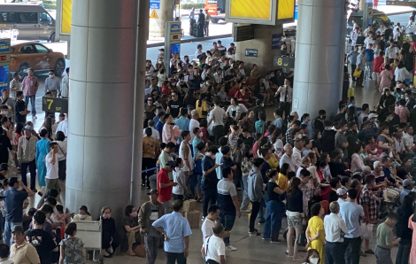 Sân bay Tân Sơn Nhất chật ních người đón Việt kiều về ăn tết