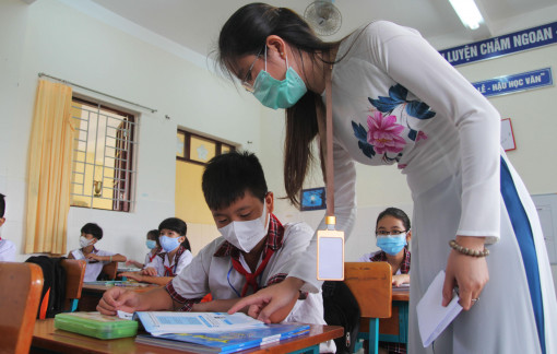 Bàn giao 2 lớp học số cho Trường tiểu học Thạnh An