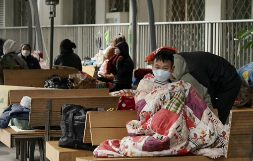 Có đèn sưởi, người nhà bệnh nhân vẫn gồng mình chống lạnh