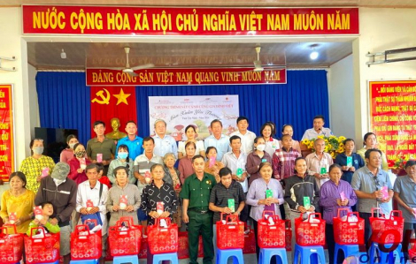 200 phần quà tết trao người dân khó khăn tại Tây Ninh và Bình Phước