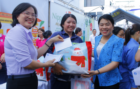 Nữ công nhân lao động môi trường đô thị nhận quà tết trước thềm năm mới