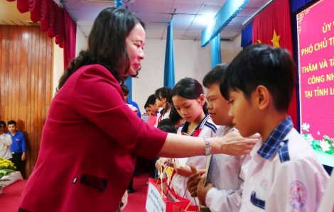 Phó Chủ tịch nước Võ Thị Ánh Xuân thăm, tặng quà tết tại Long An