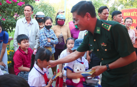 Đồn Biên phòng Sông Trăng tặng quà tết cho trẻ có hoàn cảnh khó khăn