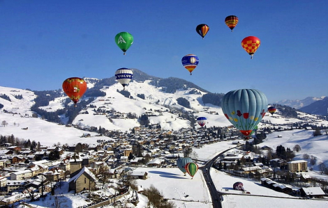 Lễ hội khinh khí cầu rực rỡ tại dãy núi Alps Thụy Sĩ