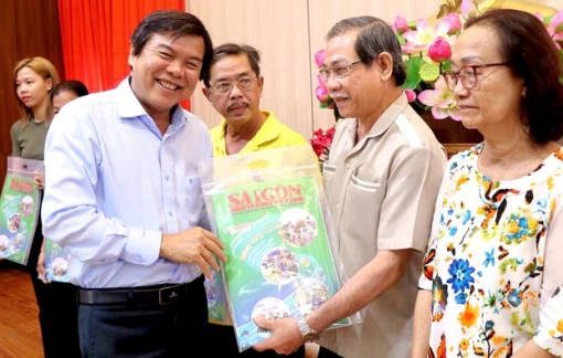 Trao tặng 250 phần quà tết cho đảng viên có hoàn cảnh khó khăn