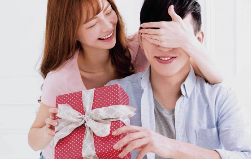 Vì sao anh ấy không muốn nhận quà của tôi?