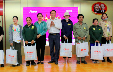 Báo Phụ nữ TPHCM trao quà cho phụ nữ và cán bộ hội cơ sở ở phường Thảo Điền