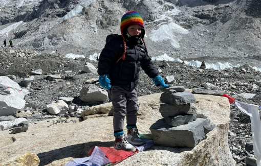 Cậu bé 2 tuổi trở thành "người trẻ nhất" đến được trại căn cứ Everest