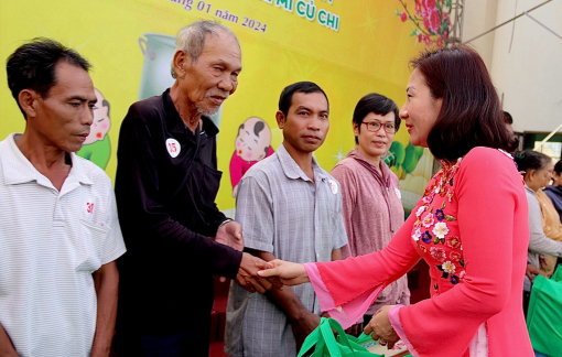 Huyện Củ Chi khai mạc chợ hoa tết và trao quà cho các gia đình khó khăn