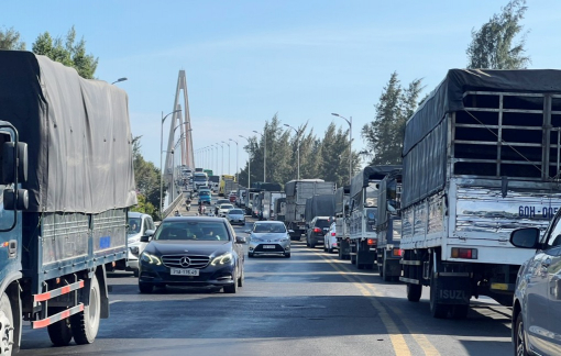 Người dân về quê tảo mộ, cầu Rạch Miễu kẹt từ sáng tới chiều