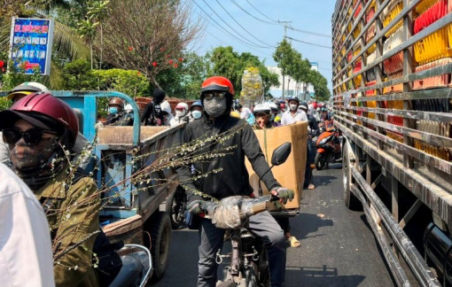 Bến Tre, Tiền Giang phối hợp điều tiết giao thông qua cầu Rạch Miễu dịp tết