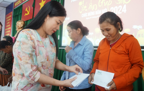 Báo Phụ nữ TPHCM trao quà cho chị em phụ nữ khó khăn ở huyện Củ Chi