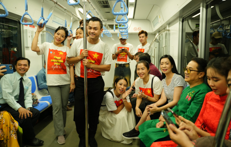 Văn nghệ sĩ hào hứng check-in tàu Metro số 1