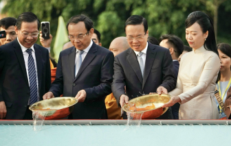 Chủ tịch nước Võ Văn Thưởng và phu nhân cùng các kiều bào thả cá chép trên sông Sài Gòn