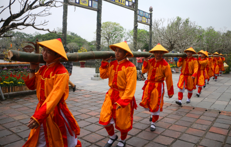 Hoàng cung Huế dựng nêu đón tết cung đình