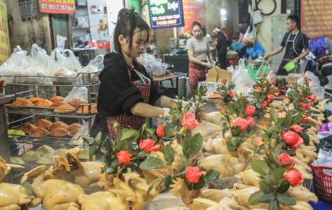 Người Hà Nội xếp hàng từ sáng sớm chờ mua đồ cúng ông Táo ở “chợ nhà giàu"