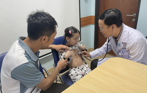 Bé gái có mạch máu trong tim đảo lộn được cứu ngoạn mục trước thềm năm mới