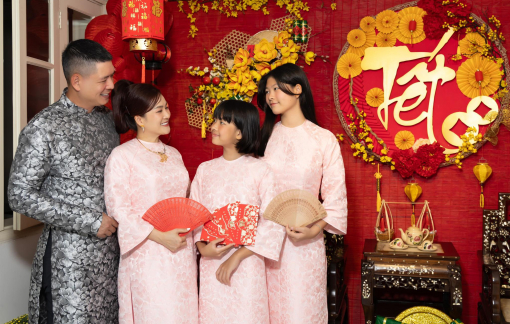 Gia đình người mẫu Bình Minh khoe sắc cùng áo dài tết