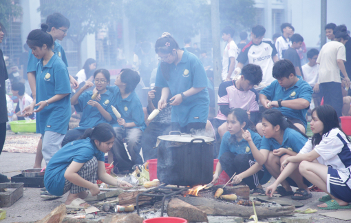 Học sinh Lào gói bánh chưng trải nghiệm tết Việt