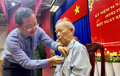 Quận 11 trao Huy hiệu Đảng cho 84 đảng viên nhân kỷ niệm 94 năm thành lập Đảng