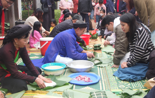 Giới trẻ thích thú trải nghiệm gói bánh chưng, nặn tò he, múa sạp...