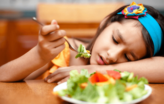 Làm gì khi trẻ ăn quá nhiều, rối loạn tiêu hóa vào dịp cận tết?
