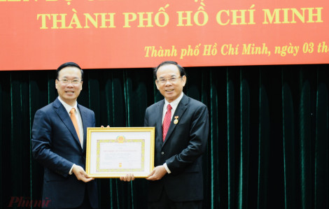 Chủ tịch nước trao Huy hiệu 45 năm tuổi đảng cho Bí thư Thành ủy TPHCM