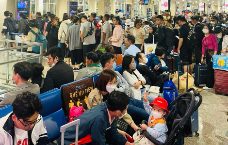 Dòng người đông đúc tại sân bay Tân Sơn Nhất