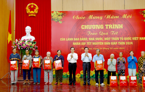 Phó thủ tướng Lê Minh Khái tặng quà tết ở An Giang