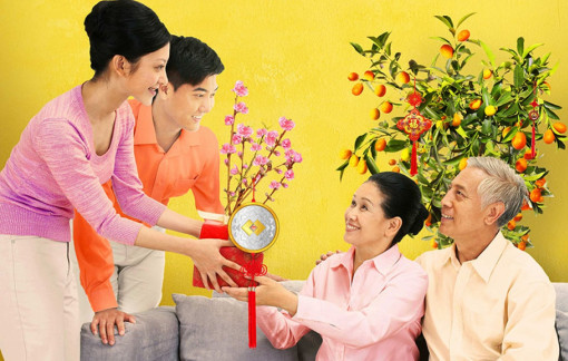 Chồng vẫn biếu quà tết cho bố mẹ người yêu cũ hàng năm