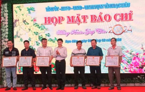 Phóng viên Báo Phụ nữ TPHCM được tỉnh Bạc Liêu tặng bằng khen