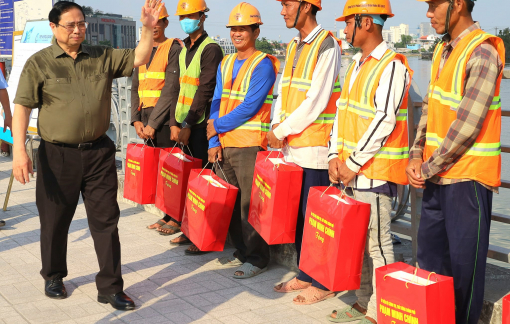 Thủ tướng Phạm Minh Chính thăm, tặng quà tết cho công nhân ở Cần Thơ