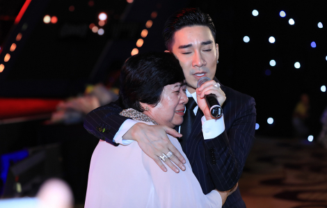 Ca sĩ Quang Hà đón giao thừa từ xa với mẹ