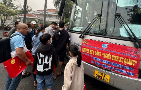 Chuyến xe 0 đồng đưa người dân ở tỉnh Quảng Nam, Quảng Ngãi về quê sum họp gia đình