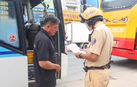 CSGT xử phạt xe khách đi vào khu vực cấm trước dịp nghỉ Tết Nguyên đán
