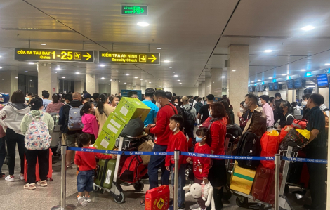 Sân bay Tân Sơn Nhất ken đặc người ngày 26 tết